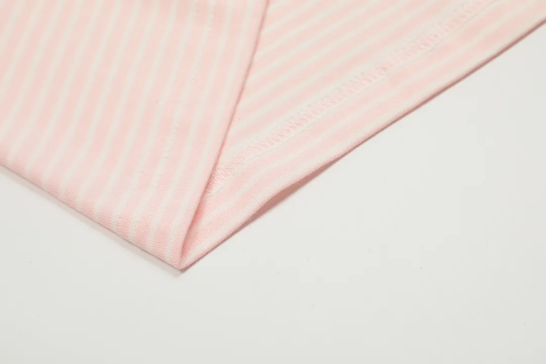 vivienne west wood west queen vivian ‼ ️Best-selling model in June Striped classic embroidered short-sleeves Pinstriped pure cotton stretch fabric Children's clothing-level quality Soft and skin-friendly The upper body is extremely comfortable Top-selling models of 2024 No need to say more Just go to the details Full series of correct accessories As we all know, striped fabrics need to be cut according to the grain The loss is huge It is twice the cost of ordinary solid-color short-sleeved fabrics Every detail is completely restored and directly stretched Color: Pink Blue Green Size: XS-L